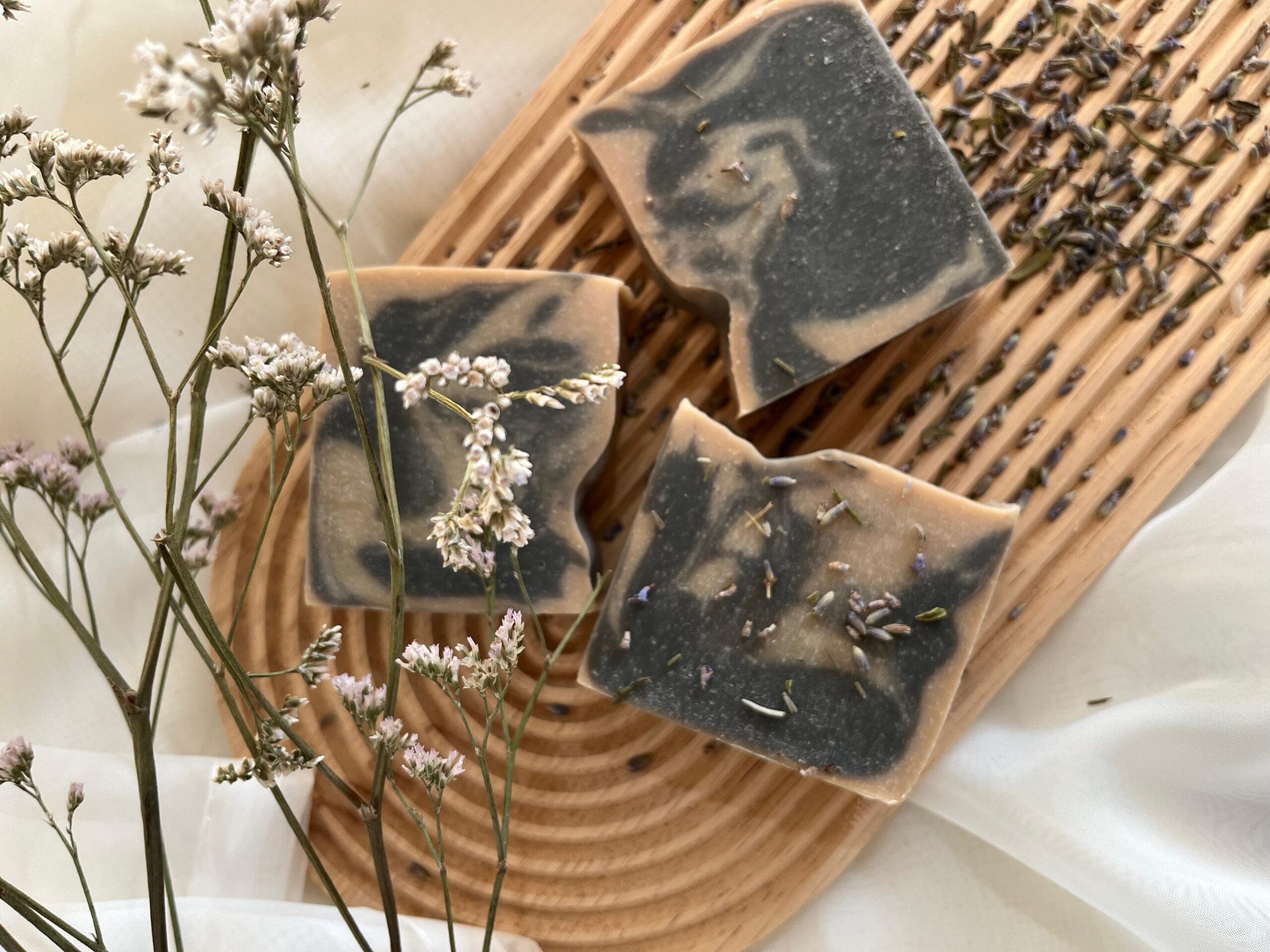 3 סבונים על מגש