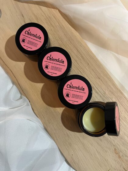 ארבע צנצנות זכוכית על מגש עץ