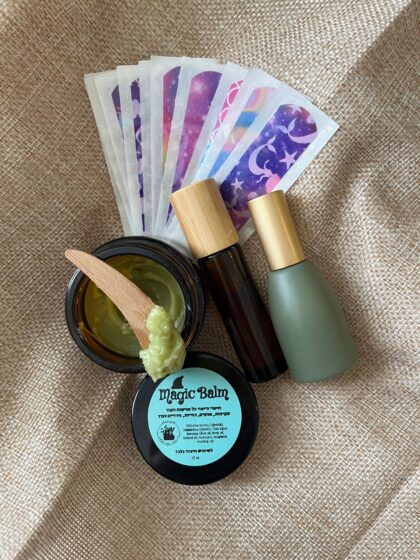 בערכה מופיעים מוצרי רוקחות טבעית- רול און פרש, רול און ספיריט, פלסטרים צבעוניים ומשחקת מגיק באלם