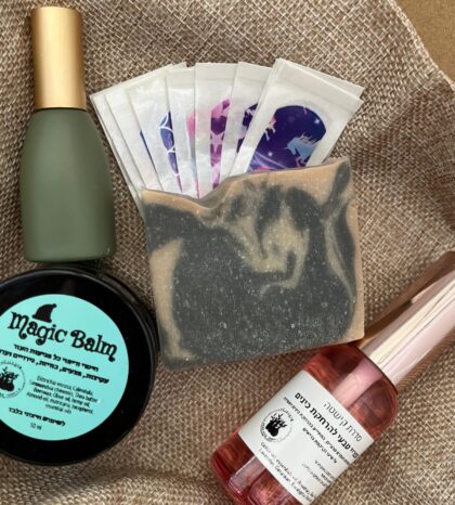 ערכה עם המוצרים הרלווטנים- ספריי, רול פרש, משחת מגיק, סבון טבעי פחם ופלסטרים צבעוניים