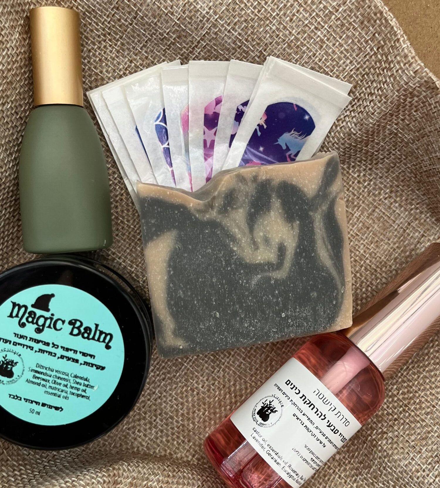 ערכה עם המוצרים הרלווטנים- ספריי, רול פרש, משחת מגיק, סבון טבעי פחם ופלסטרים צבעוניים